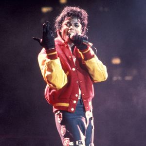 Bak abicim, bu Michael Jackson, çok büyük adamdı. Allah Rahmet Eylesin, geride kalanlara sabır versin.